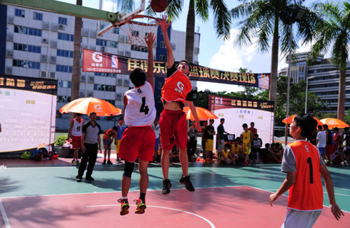 里夫斯成湖人队史第七位单场至少40+10助的球员