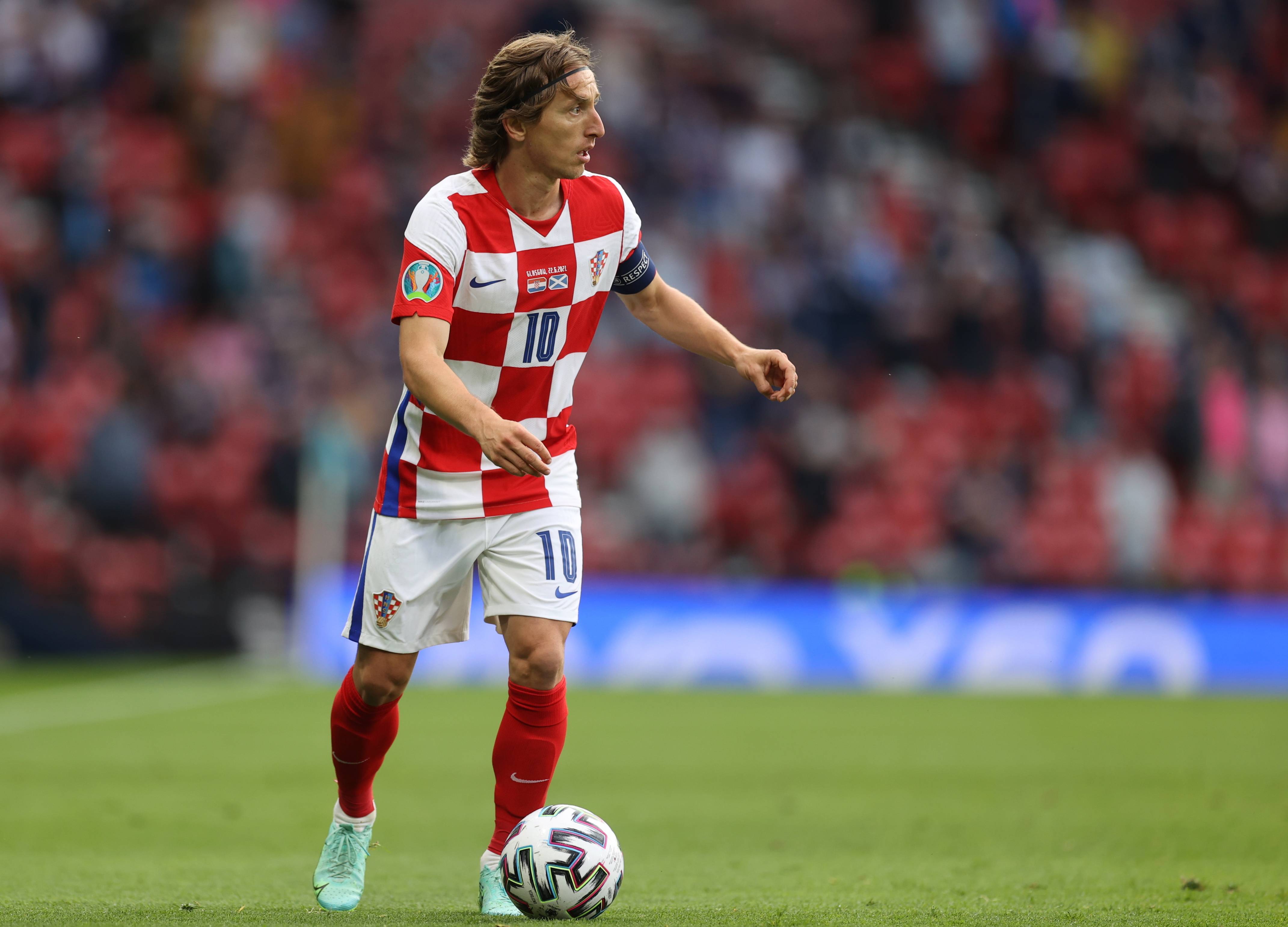 公开网站：因凡蒂诺基本年薪为300万美元，净资产达1400万